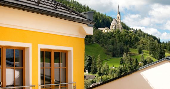 Retreat to the terrace of the spa on the top floor - overlooking the St. Leonhard Church