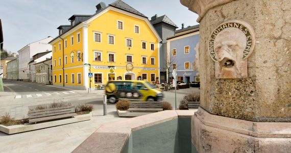 Blick vom Tamsweger Marktplatz auf das traditionelle Hotel-Restaurant Gambswirt, rechts das Pub "Maierei"