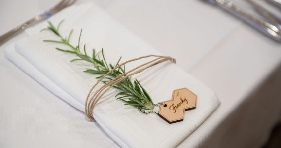 Die Hochzeitstafel ist gedeckt - im vom Brautpaar gewünschten Hochzeitsdesign